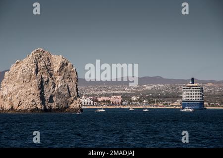 Cabo San Lucas, mexikanische Riviera, von der Pazifikseite aus gesehen. Wale werden in diesem Gebiet im Winter oft gesehen. Strandresorts sind prominent. Stockfoto