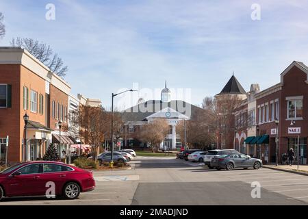 MATTHEWS, NC, USA-15. JANUAR 2023: Weitwinkelblick auf Matthews Station mit Rathaus, Bibliothek und Handelsunternehmen auf jeder Seite. Sonniger, blauer Himmel Stockfoto
