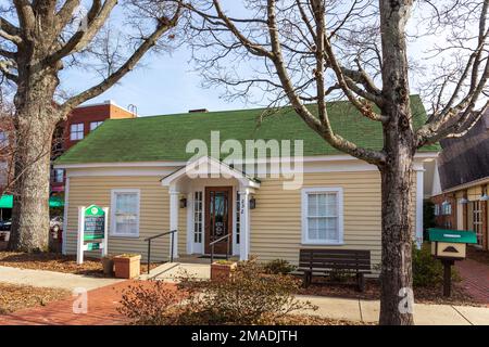 MATTHEWS, NC, USA-15. JANUAR 2023: Matthews Heritage Museum, Gebäude und Schild. Sonniger, blauer Himmel. Stockfoto