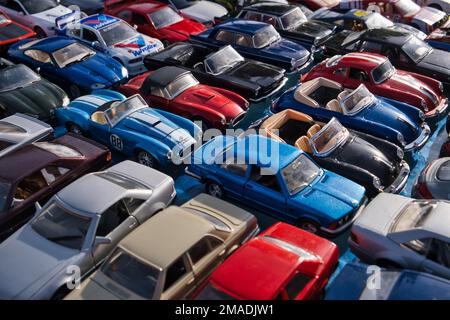 Sammlung von Spielzeugautos auf dem Flohmarkt in Cagliari Stockfoto