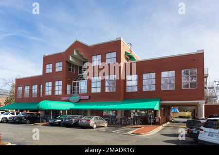 MATTHEWS, NC, USA-15. JANUAR 2023: Kristopher's Sports Bar and Restaurant, im Johnson Building an der Trade Street. Gebäude, Schild und Parkplatz. Stockfoto