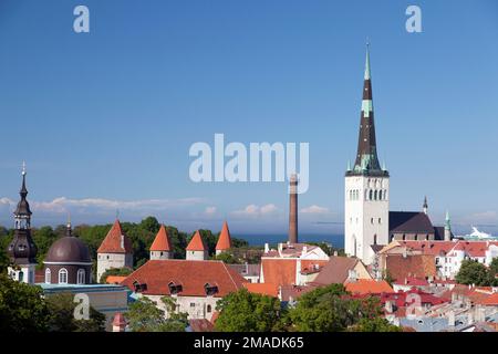 Estland, Tallinn, St. Olav-Kirche und das alte Tallinn. Stockfoto