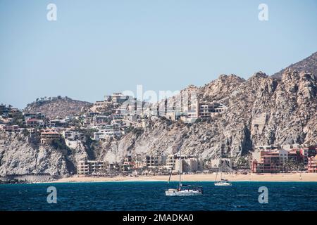 Cabo San Lucas, mexikanische Riviera, von der Pazifikseite aus gesehen. Wale werden in diesem Gebiet im Winter oft gesehen. Strandresorts sind prominent. Stockfoto