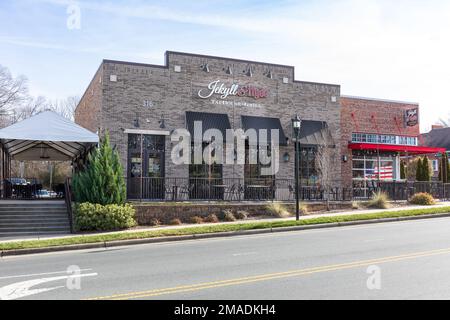 MATTHEWS, NC, USA-15. JANUAR 2023: Jekyll & Hyde Taphouse and Grill, Building and signs. Handelsstraße. Stockfoto