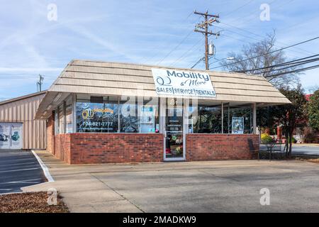 MATTHEWS, NC, USA-15. JANUAR 2023: Mobility & More, Mobilitätshilfen, Gebäude und Schild. Sonniger, blauer Himmel. Stockfoto