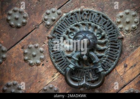 Estland, Tallinn, traditioneller schmiedeeiserner Türklopfen an der alten Tür, großes Gildenhaus, Tallinn. Stockfoto