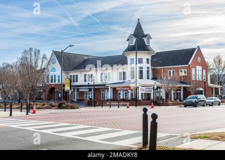 MATTHEWS, NC, USA-15. JANUAR 2023: Matthews Station, ein Mehrzweckkomplex in der Innenstadt. Stockfoto