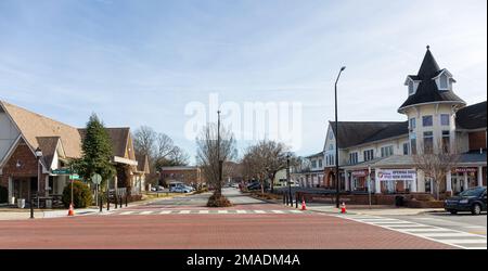 MATTHEWS, NC, USA-15. JANUAR 2023: Weitwinkelblick auf die Matthews Station Street. Sonniger, blauer Himmel. Stockfoto