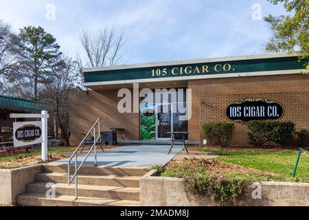 MATTHEWS, NC, USA-15. JANUAR 2023: The 105 Cigar Co. On Trade Street, Building and signs. Sonniger, blauer Himmel. Stockfoto