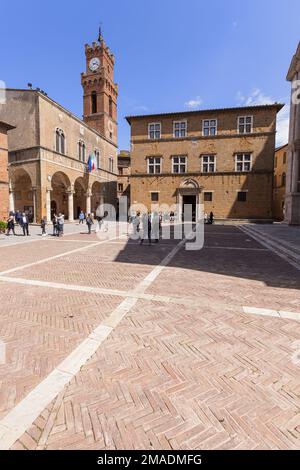 Palazzo Comunale oder Rathaus an der Piazza Comunale in der historischen Stadt Pienza im Val d'Orcia in der Toskana, Italien. Stockfoto