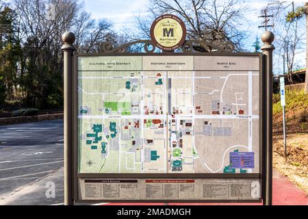 MATTHEWS, NC, USA-15. JANUAR 2023: Nahaufnahme eines großen Posterplans der Stadt Matthews mit wichtigen Sehenswürdigkeiten. Sonniger, blauer Himmel. Stockfoto