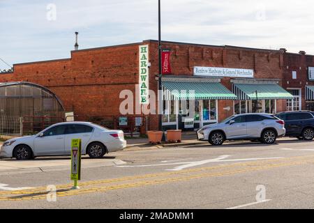 MATTHEWS, NC, USA-15. JANUAR 2023: Renfrow Hardware & General Merchandise, an der Trade Street im Stadtzentrum. Stockfoto