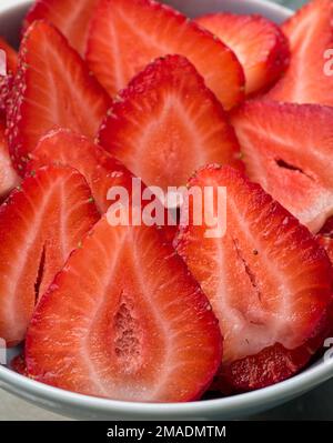 Erdbeerschale Nahaufnahme: Eine Schüssel voller frischer, reifer, roter Sommererdbeeren. Die Struktur und die Details der Beeren zeigen. Stockfoto