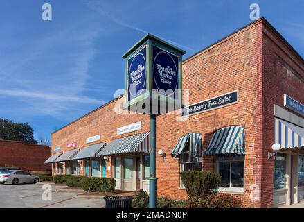 MATTHEWS, NC, USA-15. JANUAR 2023: The Matthews Market Place, Building and Signs. Inklusive Schönheitssalon, Trade Street Jewelers, Open Fiiber, Stockfoto