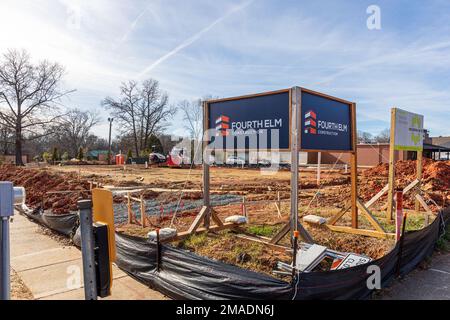 MATTHEWS, NC, USA-15. JANUAR 2023: Nahaufnahme von Schmutz, Bewehrungsstahl und Betonfußböden auf einer kommerziellen Baustelle. Stockfoto