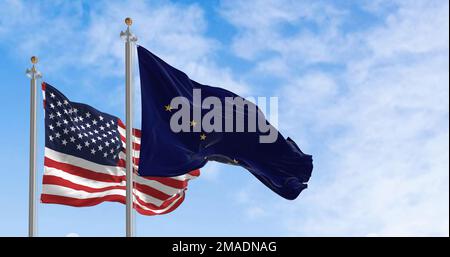 An einem sonnigen Tag winkt die Flagge des Staates Alaska neben der Flagge der Vereinigten Staaten. Die Alaska-Flagge ist blau mit Big Dipper und Polaris-Sternen. Reali Stockfoto