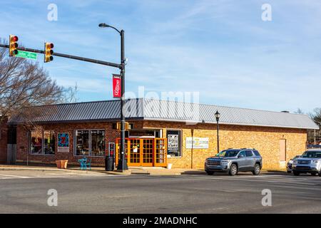 MATTHEWS, NC, USA-15. JANUAR 2023: ZAB's Place Thrift Boutique, Beschäftigung junger Erwachsener mit besonderen Bedürfnissen. Stockfoto