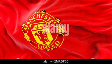 Manchester, Vereinigtes Königreich, januar 2023: Die Flagge von Manchester United Waving. Manchester United FC mit Sitz in Old Trafford. Geriffelter Stoff. Strukturierter Hintergrund. Auswählen Stockfoto