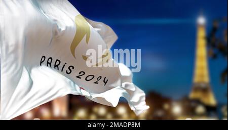 Paris, FR, 2023. Januar: Paris 2024 Olympische Sommerflagge im Wind mit verschwommener Pariser Skyline im Hintergrund bei Nacht. Realistische 3D-Illustrationen Stockfoto