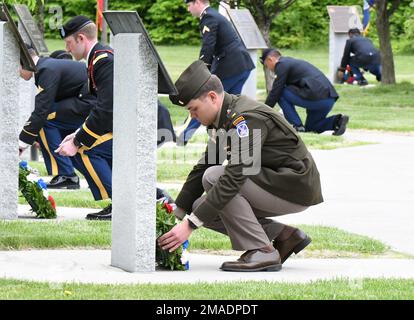 Soldaten der 10. Mountain Division (LI) ehren die Gefallenen, indem sie am 26. Mai während der Kranzlegen-Zeremonie am Memorial Day Kränze im Memorial Park platzieren. (Foto von Mike Strasser, Fort Drum Garrison Public Affairs) Stockfoto