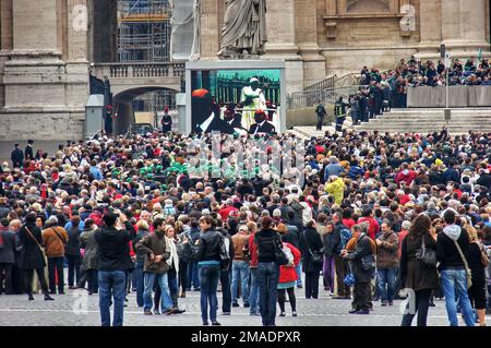 Menschen in St. Petersplatz während der Papst-Benedikt-XVI-Rede im Vatikan am 12. november 2008 Stockfoto