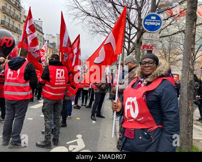 Paris, Frankreich. 19. Januar 2023. Die 57-jährige Adekoya (r.) protestiert gegen die geplante Rentenreform der französischen Regierung. (Zu dpa ''Ruhe statt Sterben Zuhause': Großer Protest gegen die Rentenreform in Frankreich') Credit: Rachel Boßmeyer/dpa/Alamy Live News Stockfoto