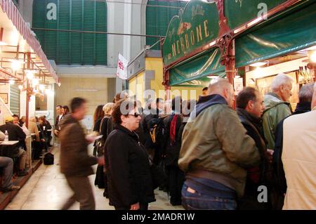 Die Leute stehen am 13. november 2008 in Florenz, Italien, zur Mittagszeit in einem Café auf dem lokalen Markt in der Schlange Stockfoto