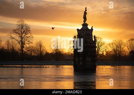 Diana-Brunnen kurz nach Sonnenaufgang an einem kalten Wintertag im Bushy Park, London Stockfoto