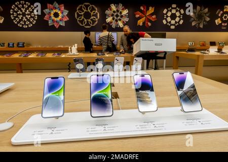 IPhone 14, iPhones 14 plus Stand im Apple Zorlu Center, Electronics Store in Istanbul Türkei Stockfoto