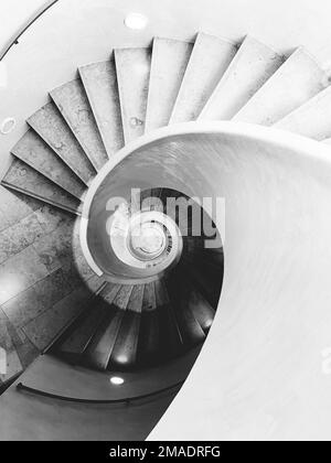 Eine Aufnahme von runden Treppen in Schwarz und Weiß. Stockfoto