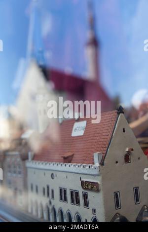 Estland, Tallinn, Souvenirs für Touristen im Schaufenster mit Reflektion des Marktplatzes. Stockfoto