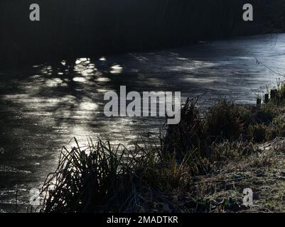 Sonnenlicht und Schatten auf gefrorenem Wasser Stockfoto