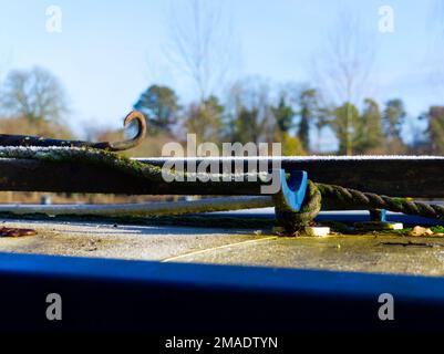 Eisseil und Haken auf dem Dach des Kanalboots in Aynho Stockfoto