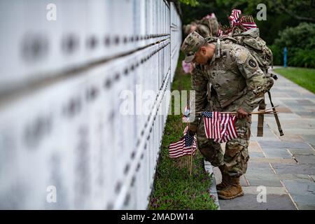 Soldaten aus den 3D USA Infanterie Regiment (die Alte Garde) sowie Mitglieder des US-amerikanischen Militärs Marine Corps, die USA Navy, die USA Air Force und die USA Küstenwache, platzieren Sie am Arlington National Cemetery im Rahmen von Flags-in, Arlington, Virginia, am 26. Mai 2022 US-Flaggen an jedem Grab. An diesem Tag setzten mehr als 1.000 Militärangehörige Flaggen an mehr als 250.000 Grabsteinen und am Ende von etwa 7.000 Nischenreihen auf dem Arlington National Cemetery und den USA Soldiers' and Airmen's Home National Cemetery. Stockfoto