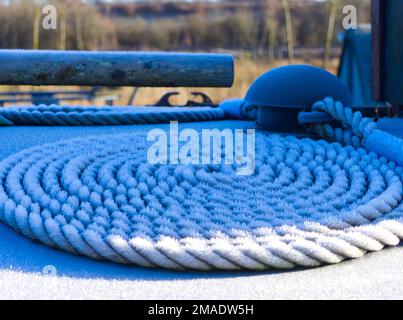 Nahaufnahme des Icy-Seils auf dem Dach des Schmalbootes Oxford Canal Aynho in Schwarz und Weiß Stockfoto