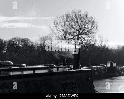 Schmalboote mit Rauch an einem Wintermorgen Aynho Oxfordshire schwarz-weiß Stockfoto