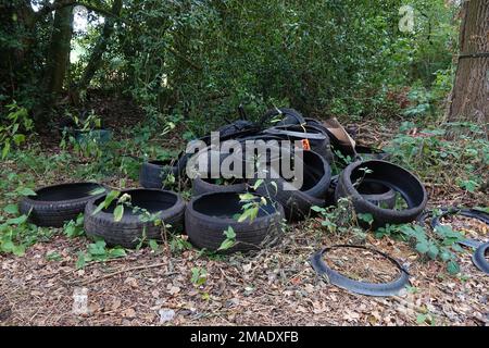 Flugtipp von einem Haufen Autoreifen auf einer Landstraße Stockfoto