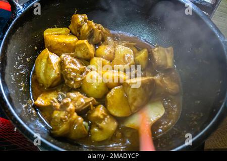 Köstliches Hühnchen-Curry mit Gemüse in einer Bratpfanne. Draufsicht. Stockfoto