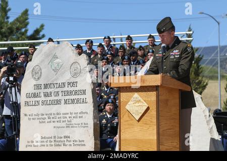 Generalmajor David Hodne, kommandierender General, 4. Infanteriedivision und Fort Carson, spricht auf der Mountain Post Warrior Memorial Zeremonie am 26. Mai 2022 in Fort Carson, Colorado. Die Gedenkfeier ehrt die Männer und Frauen, die für ihr Land durch Mobilisierung oder Einsatz während ihrer Stationierung in Fort Carson kämpften und starben. Stockfoto