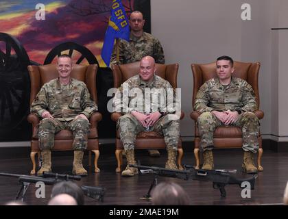 Oberst Robert Ford Jr. (links), Befehlshaber der Gruppe der 90. Sicherheitskräfte, Major Dexter Binion (Mitte), scheidender Befehlshaber der 90. Bodenkampfstaffel, Und Major Robert Hudspeth, ankommender Befehlshaber von 90 GCTS, hört die Eröffnungsrede während einer Zeremonie zum Kommandowechsel am 26. Mai 2021 im Gebäude des Regional Training Institute in Camp Guernsey, Wyoming. Die Zeremonie des Kommandowechsels bedeutet den Übergang des Kommandos von Binion zu Hudspeth. Stockfoto