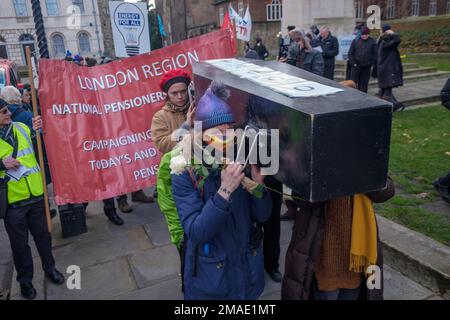 London, Großbritannien. 19. Januar 2023 Pall-Träger tragen den Sarg, um den marsch zu beginnen. Fuel Poverty Action, National Pensioners Convention, Extinction Rebellion Warm Homes Campaigns, DPAC und andere veranstalten mittags eine Kundgebung und eine Schweigeminute über die schockierende Zahl von Menschen, die an Erkältungskrankheiten sterben. DIE heute veröffentlichten ONS-Zahlen für 2021-2 weisen Rekordwerte auf, mehr als doppelt so viel wie in den Jahren 2020-1. Eine Trauerprozession trug einen Sarg mit der Nummer 13400 zur Downing Street und forderte dringende Maßnahmen. Peter Marshall/Alamy Live News Stockfoto