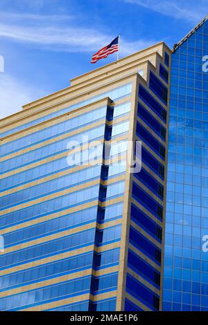 Die Fahne der Stars and Stripes im Wolkenkratzer des US Bank Tower, 621 Capitol Mall, Sacramento, Kalifornien, USA. Die blaue sk Stockfoto