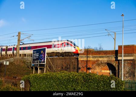 Intercity Azuma 800103 der London North Eastern Railways überquert die Straßenbrücke über die B1174 in Grantham, Lincolnshire, England Stockfoto