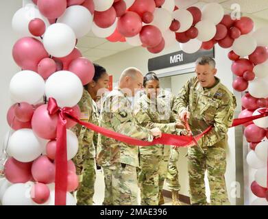 Brig. General David Doyle (rechts), Senior Mission Commander, Joint Readiness Training Center und Fort Polk, Louisiana, trat dem Bayne-Jones Army Community Hospital Command Team und der Radiologie Abteilung bei, um am 19. Mai einen Bandschnitt zu machen, der den neuen hochmodernen MRT-Scanner hervorhebt. Abgebildet mit Doyle von links, Kommandodirektor Major Shavonda Devereaux, leitender Berater von BJACH, Oberst Aristoteles Vaseliades, Krankenhauskommandant und Kapitän Kristen Ashby, leitender Offizier der Radiologieabteilung von BJACH. Armeemedizin, BJACH, Defense Health Agency, Fort Polk, JRTC, Krankenhaus, Stockfoto