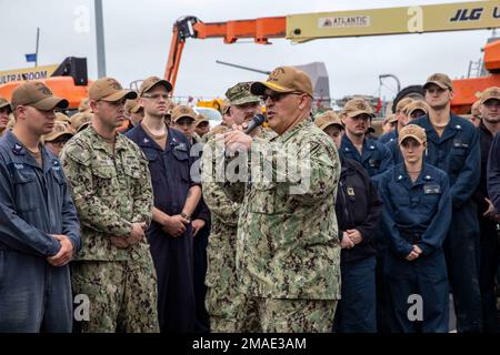 220526-N-OL632-1082 MARINESTÜTZPUNKT NORFOLK (26. Mai 2022) Hinten ADM. Dennis Velez, Kommandeur der Carrier Strike Group (CSG) 10, spricht mit Seeleuten, die dem Arleigh-Burke-Klasse-Guided-Missile Destroyer USS Nitze (DDG 94) während eines Telefongesprächs an Bord des Schiffes am 26. Mai 2022 zugeteilt wurden. CSG-10 ist ein integriertes Kampfwaffensystem, das überlegene Kampffähigkeiten bietet, um Amerikas Gegner abzuschrecken und nötigenfalls zu besiegen, um die nationale Sicherheit zu unterstützen. Es erreicht seine Mission, indem es die kombinierte Macht von George H.W. projiziert Bush, Carrier Air Wing 7, Destroyer Squadron 26 und die Ticonderoga-cla Stockfoto