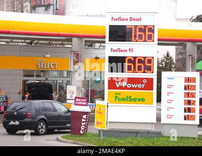 Slubice, Polen. 18. Januar 2023. Ein Auto fährt auf das Gelände einer Shell-Tankstelle, um zu tanken. Kredit: Soeren Stache/dpa/Alamy Live News Stockfoto