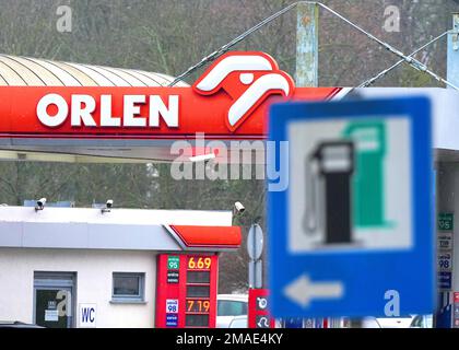 Slubice, Polen. 18. Januar 2023. Ein Piktogramm auf der Straßenseite weist auf die Tankstelle der Orlen Company hin. Kredit: Soeren Stache/dpa/Alamy Live News Stockfoto