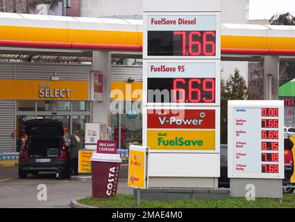 Slubice, Polen. 18. Januar 2023. Auf dem Gelände einer Shell-Tankstelle steht ein Auto zum Betanken. Kredit: Soeren Stache/dpa/Alamy Live News Stockfoto