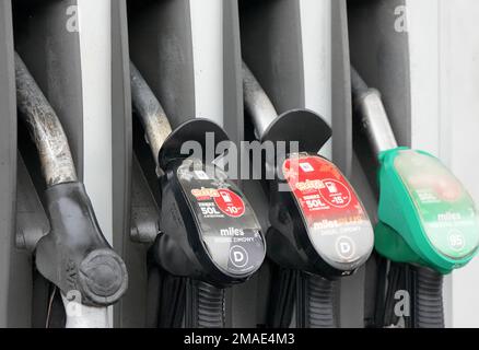 Slubice, Polen. 18. Januar 2023. Hängende Benzindüsen hängen in den Haltern auf dem Gelände einer Tankstelle der Firmenmeilen. Kredit: Soeren Stache/dpa/Alamy Live News Stockfoto