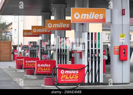 Slubice, Polen. 18. Januar 2023. Leere Zapfsäulen auf dem Gelände einer Tankstelle des Unternehmens Miles. Kredit: Soeren Stache/dpa/Alamy Live News Stockfoto